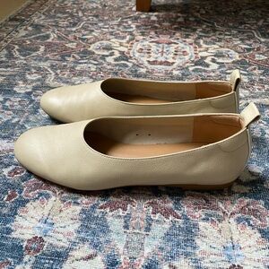 Elegant Cream Leather Flats in Narrow Fit